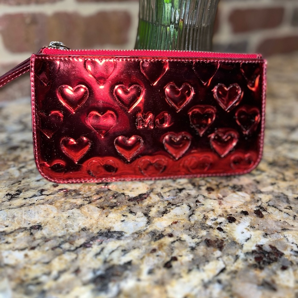 EUC Valentines red wristlet by MJ - not kors- iridescent embossed hearts shiny